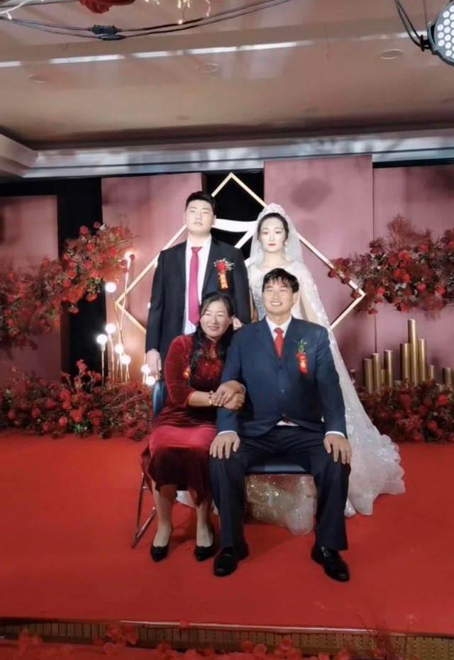 李晟|朱之文儿子结婚，婚礼现场满满的商业气息，合影时岳父一脸不满意