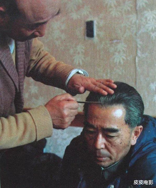 邓颖超|因演的太像周恩来总理，邓颖超观影时身体前倾，观众涕泪横流