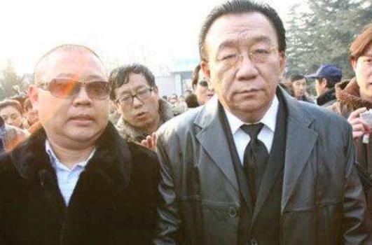 #侯耀华#坑完亲哥坑亲爹，祭祀当作秀，73岁侯耀华形象一再崩塌