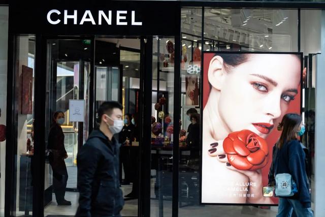 『面膜』无法穿越疫情的奢侈品代购：从月入几十万，到卖面膜玉米螺狮粉