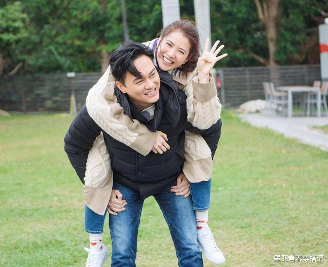 『牛仔裤』袁咏仪状态无敌，衬衣牛仔裤，低马尾配丝巾，48岁素颜美得不像话