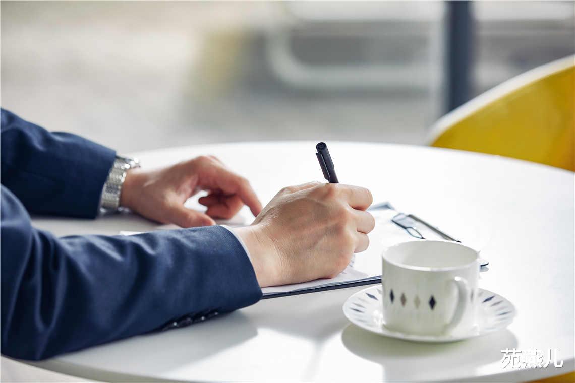 求职|何旻哲简历造假受质疑,堂堂清华毕业生,为啥还要包装自己?