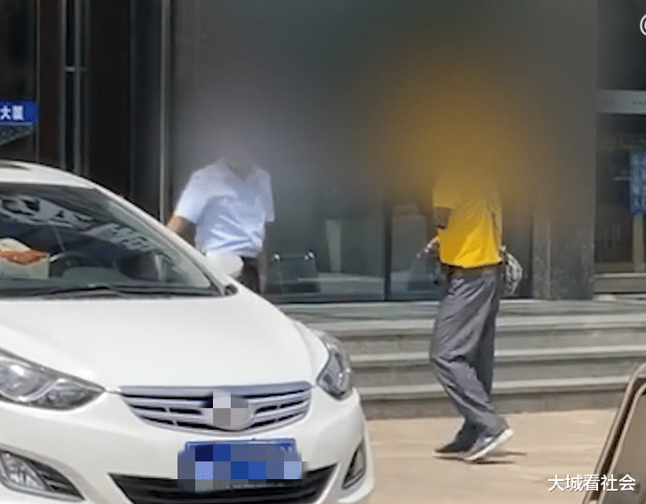 大城看社会|保安私自把电动车挪开，独臂外卖员把他打了：凭什么动我车