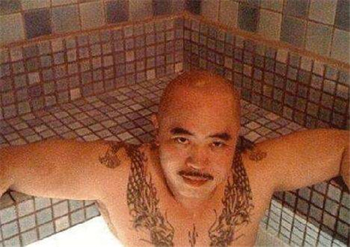 『美国』他是美国华人老大，落网后被判2900年，他反驳一条：我没害中国人