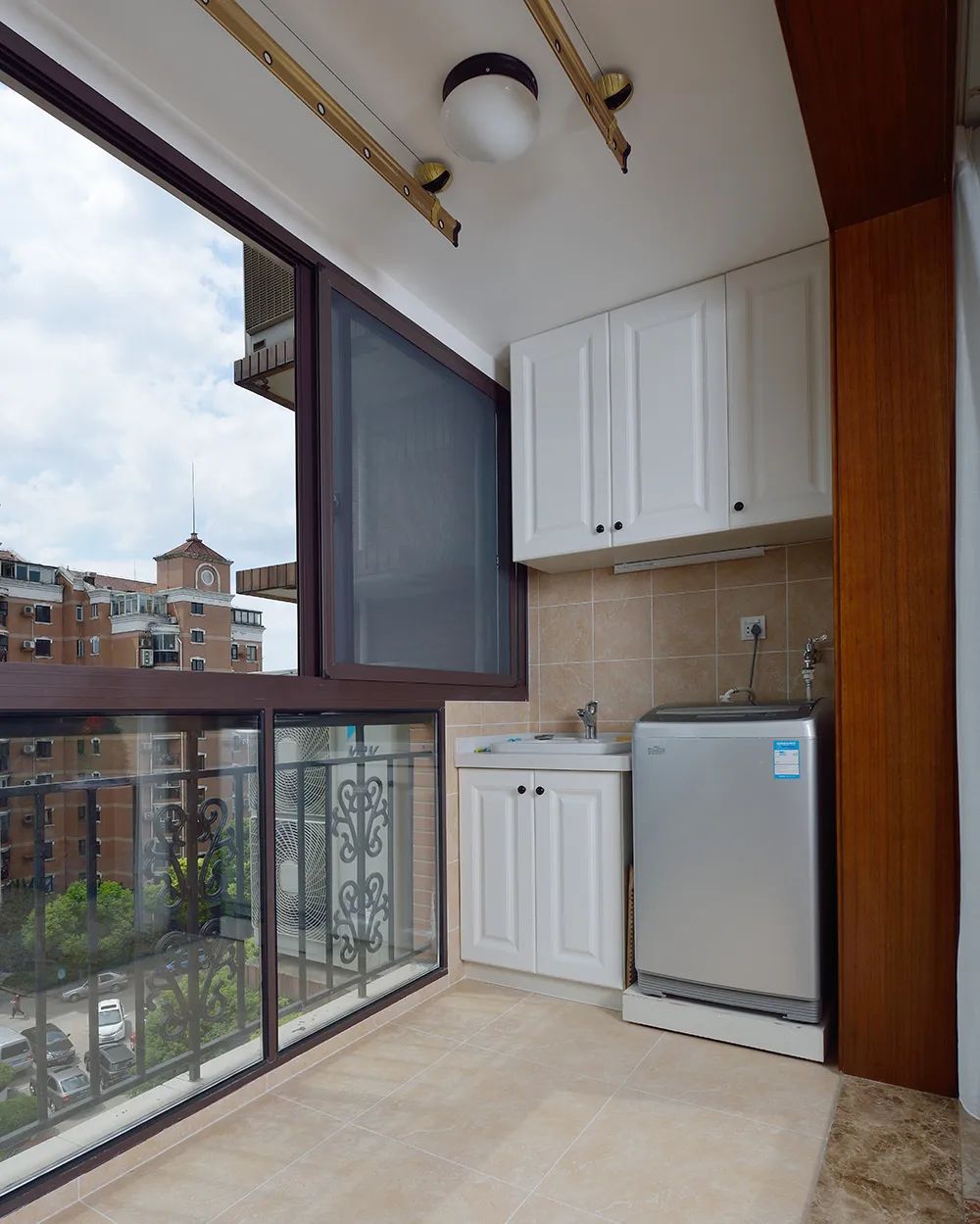 |阳台这么设计,既不影响晾衣服,还能作为休闲区!太聪明了