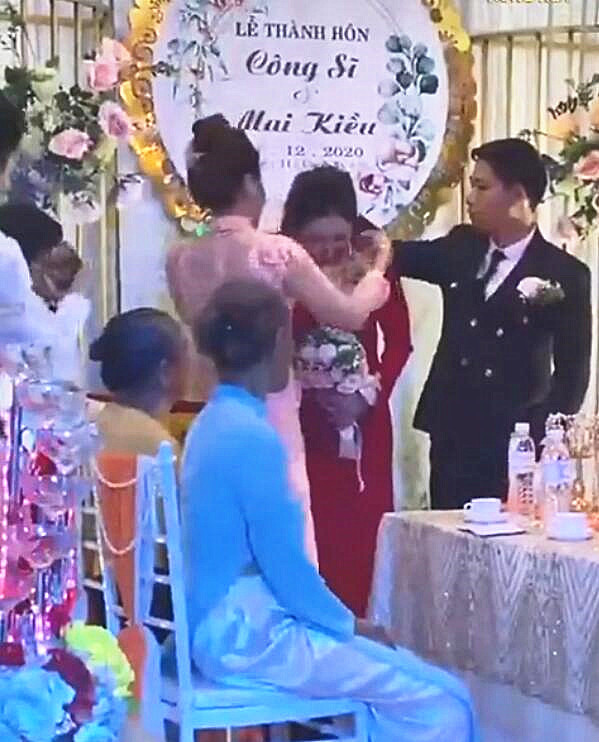 睹图 夫妻嫁女送出850万嫁妆包括11块土地，女儿现场喜极而泣