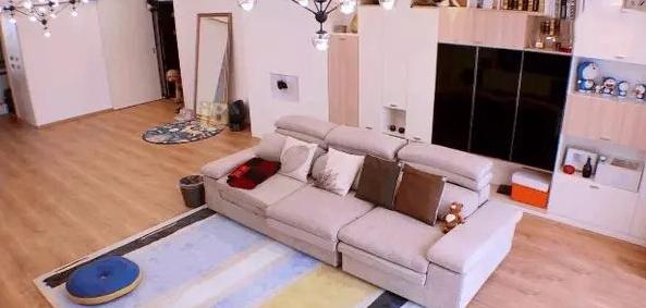 带你参观何穗的家，看来超模就是不一样，连厨房也要装上衣柜