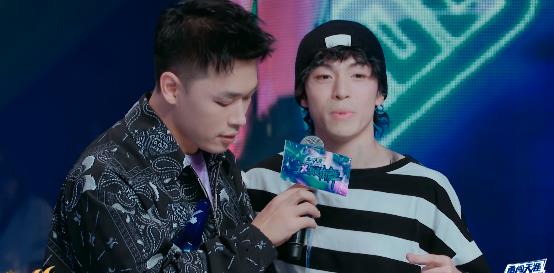 王嘉尔|黄潇首次battle虽败犹荣，王嘉尔专业挖坑，四位队长联手欺负导演