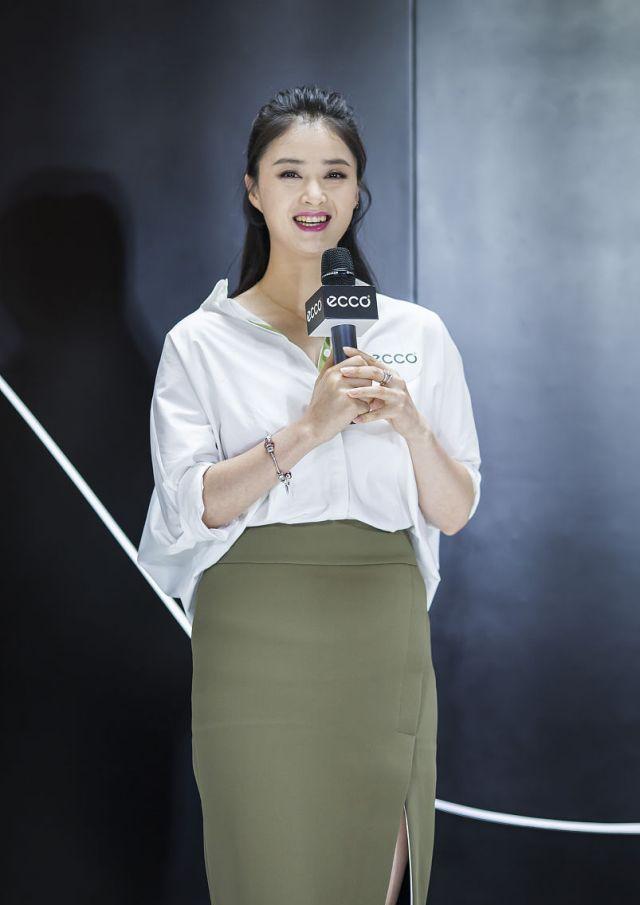 蒋欣|蒋欣终于穿对了，白衬衫配半身裙知性优雅，半扎马尾又甜又美