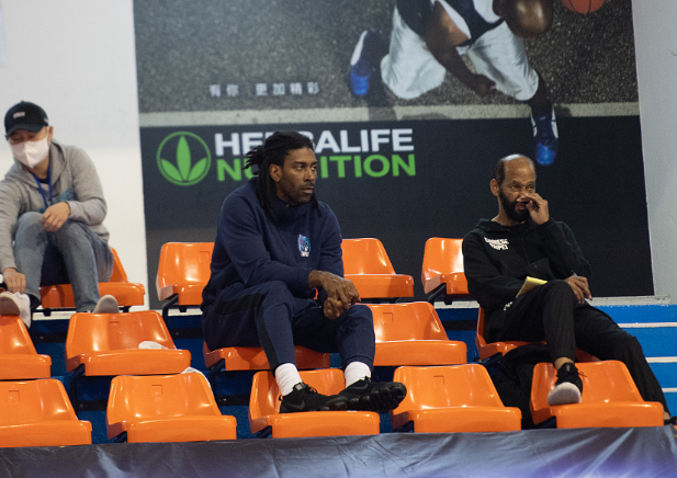 [辽宁男篮]大反转！CBA豪强官宣重大决定，彻底弃用全华班，惨遭球迷嘲讽