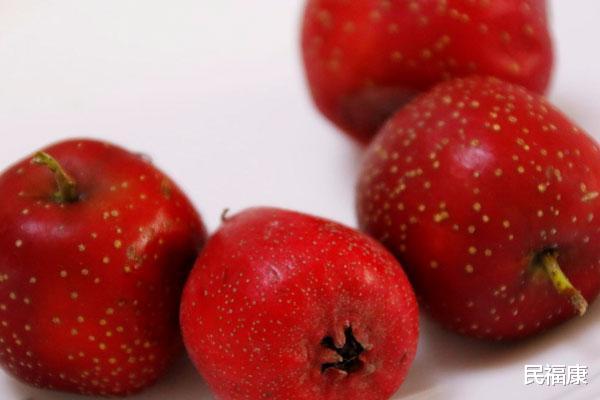 痛风▲山楂的绝配找到了,经常泡水喝,补充气血,失眠也悄悄改善