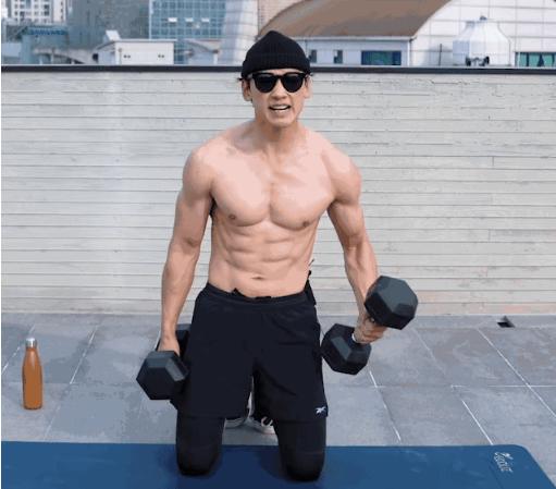 哑铃：38岁亚洲舞王RAIN教你用8个动作循环练出一身结实肌肉！