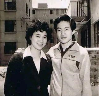 [曹燕华]她曾是国乒一姐，爱好抽烟喝酒，前夫娶女弟子，她带大儿子后再婚