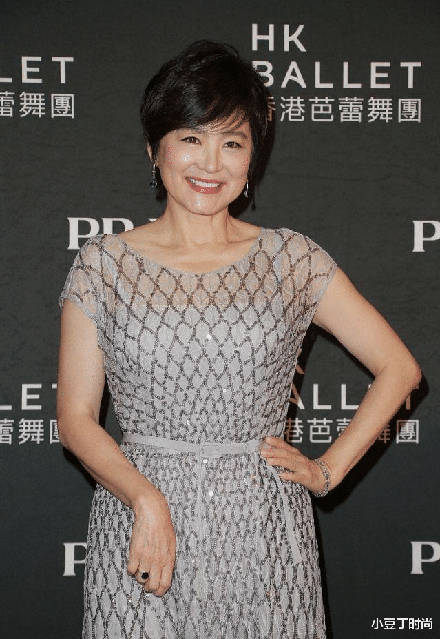 【林青霞】65岁林青霞太惊艳了，穿灰色连衣裙配短发亮相，气质高贵优雅