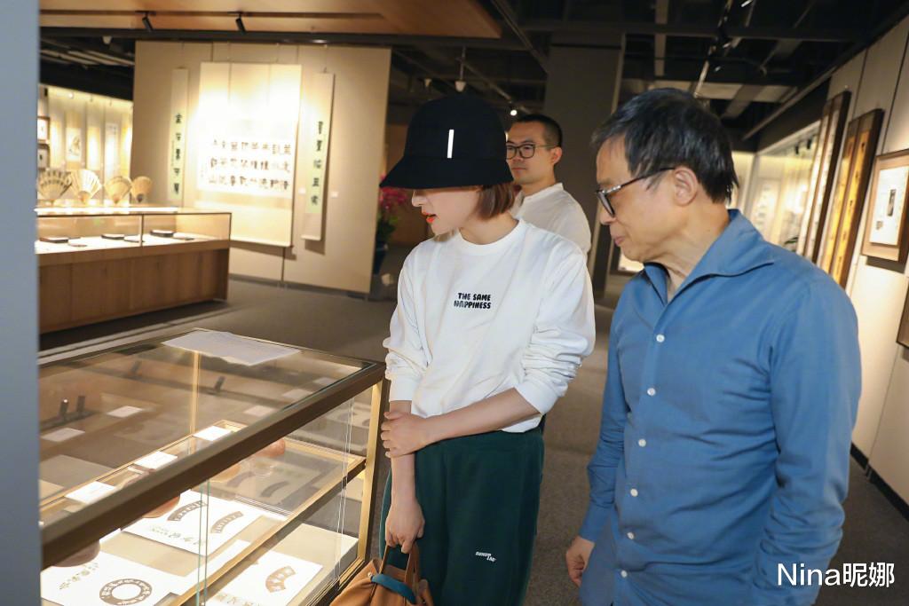 孙俪|孙俪假期独自看展真时髦，穿卫衣绿裤配渔夫帽，罕见大红唇让人看心动