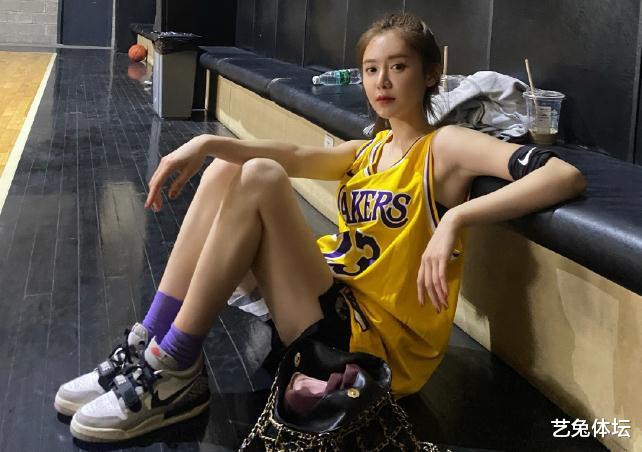 『美娜』与富二代旧情复燃？NBA女主播美娜晒豪车，双腿受伤引热议