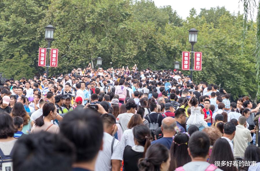 旅行|假期的西湖人太多,我在西湖看人海