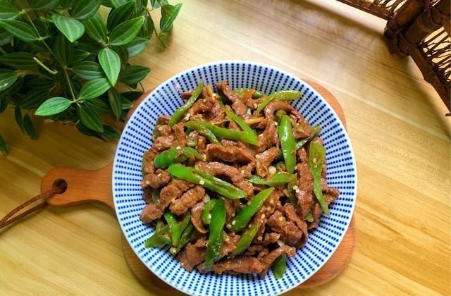 牛肉|这两种食材是绝配，简单一炒，香辣美味又下饭，女儿直呼太好吃