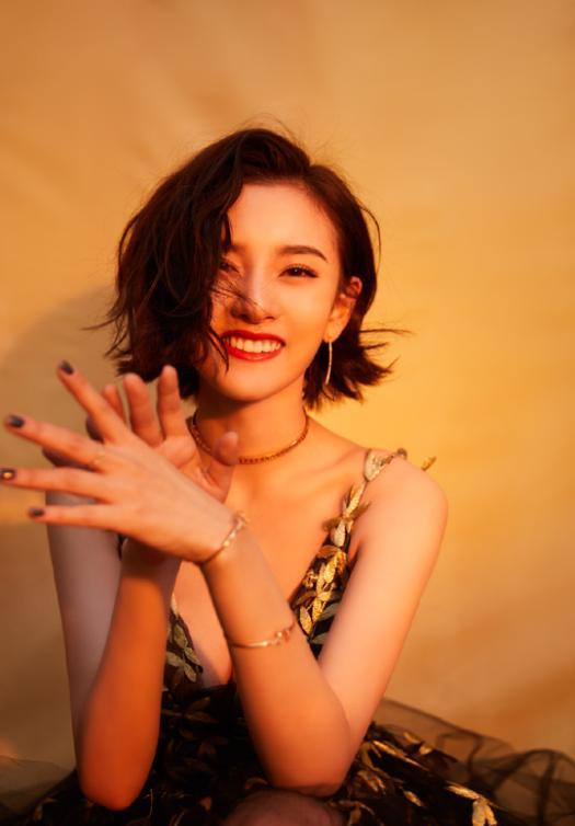 #长裙#有种变美叫长大后的宋祖儿，穿金叶长裙性感大气，短发红唇真女人