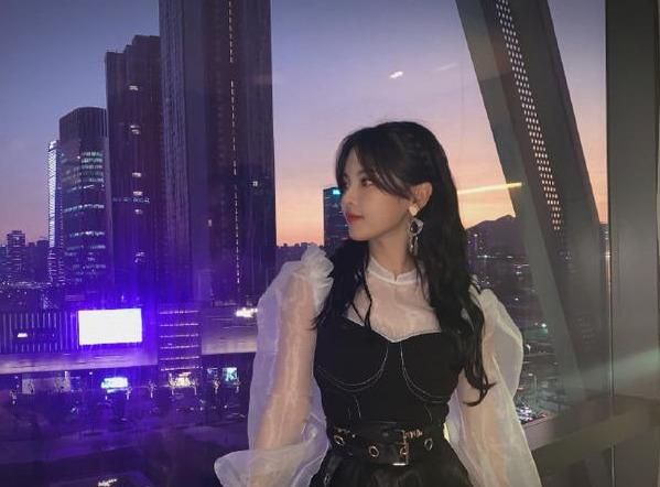 「杨超越」杨超越不愧是“村花”，扎双马尾穿制服裙，这腿是被天使吻过吗