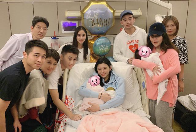 何猷君|赌王才去世33天，何猷君就把妻子当保姆，眼中的“嘚瑟”藏不住