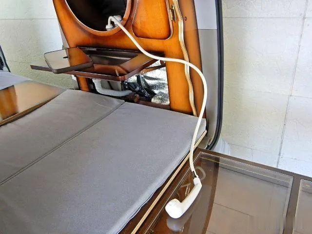 房车：2人垂钓专用车！设计巧妙就连方向盘都带餐桌，老两口用挺合适