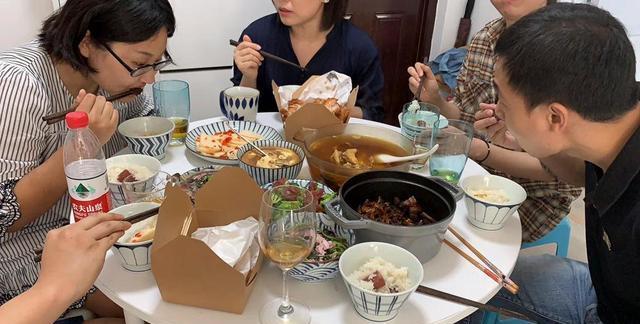 没有客厅只有床：当代年轻人过的是什么日子？