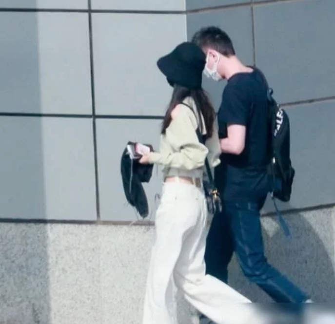 【赵丽颖】赵丽颖惨遭解约?新剧可能要黄,自家表弟也参与其中?