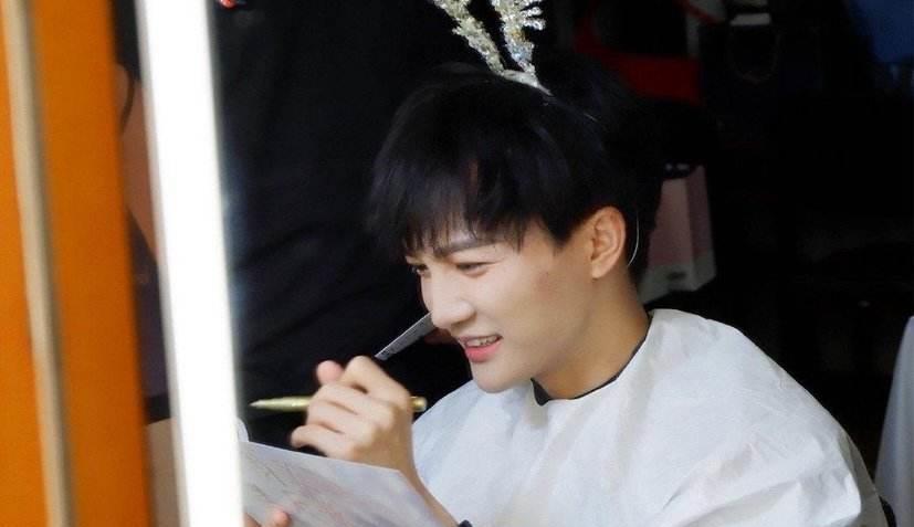 周深|周深又被节目组为难，只能微笑面对风雨！