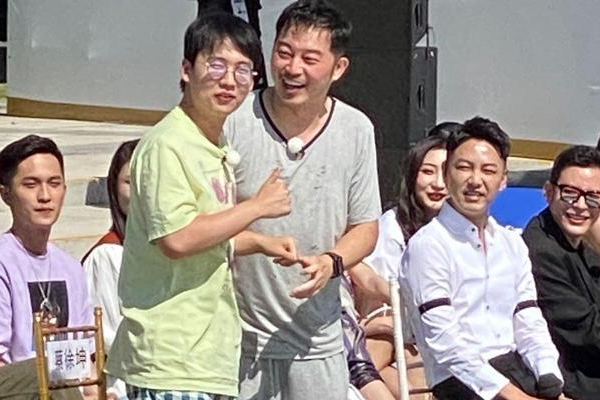 「维多利亚的秘密」《奔跑吧》睡衣趴：蔡徐坤精致，沙溢接地气，何穗不愧为维密天使