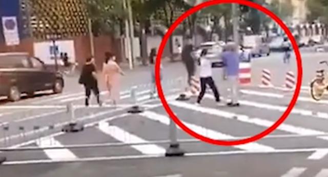 时间要闻|批捕！67岁男子街头无差别砍人，淡定面对警方抓捕：我有要事汇报