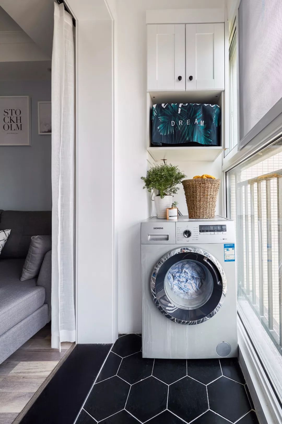 阳台位置小，洗手盆装不了，放洗衣机有余！怎么利用？