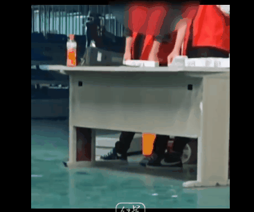 北京日报客户端|工厂发员工证扔地上惹众怒！两天内2900人离职？真相来了