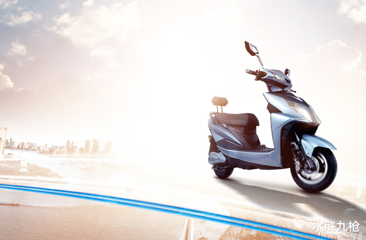 【电动车】接盘汽车用户，两轮电动“救”车市，雅迪爱玛小牛谁要抢头功？