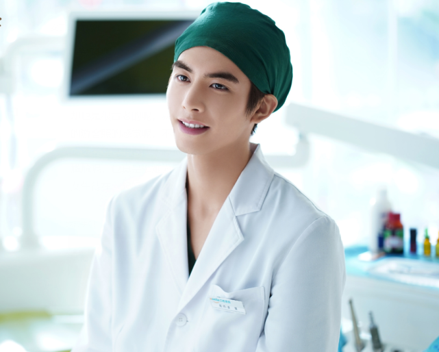 谭松韵|以为李尖尖现实比凌霄大9岁够反转，了解李爸比尖尖大几岁，彻底懵了