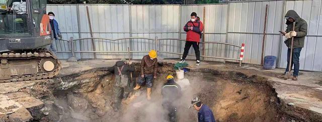 不能活得 郑州暖气爆管致女孩坠坑身亡，路人施救被烫伤！目击者：水雾太大