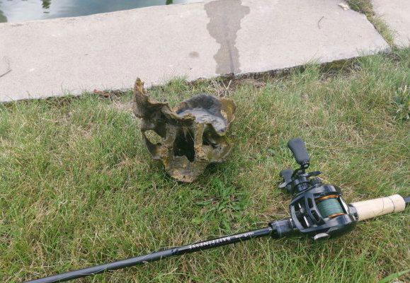 |男子钓鱼钓起头骨，似乎已被烧焦，水葬留下的？