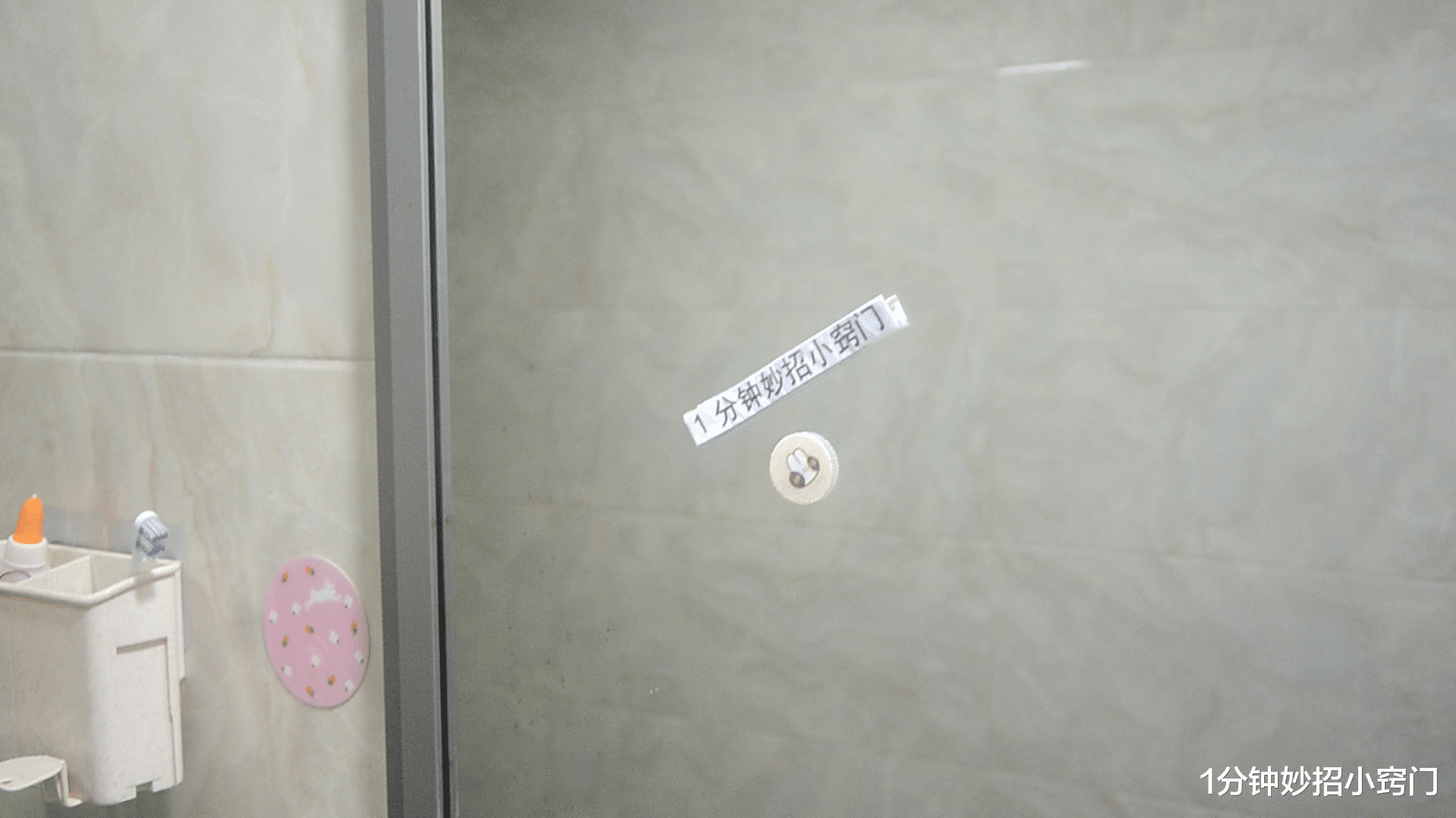 |住酒店时，看到这种镜子要切记，最好去退房，还好知道的及时