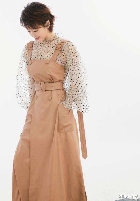 风衣|左小青就像霸道女总裁,穿卡其色风衣造型干练,配高马尾大气优雅
