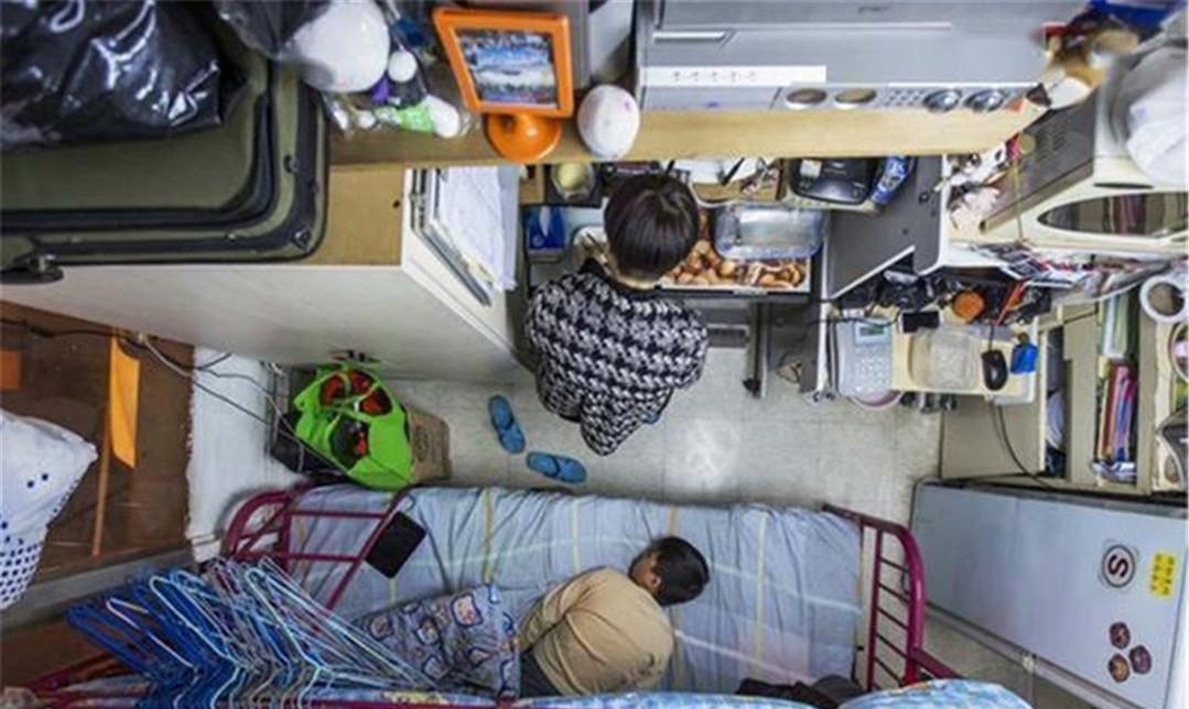 ▲父母住24平房里，厨房当卧室，还生了二胎，网友：真有勇气