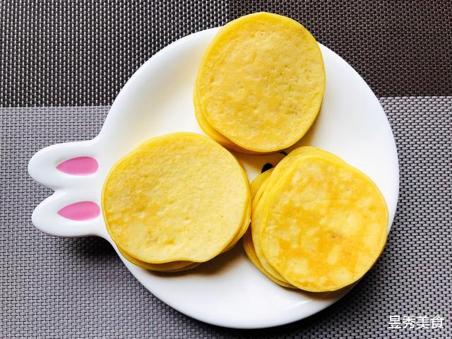 「香蕉」早餐~牛奶鸡蛋这样做,孩子抢着吃,香甜柔软又营养,五分钟上桌
