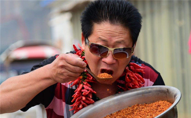 無名可取 那个每天5斤辣椒配白酒的“中国辣王”，不听医生劝阻，如今怎样