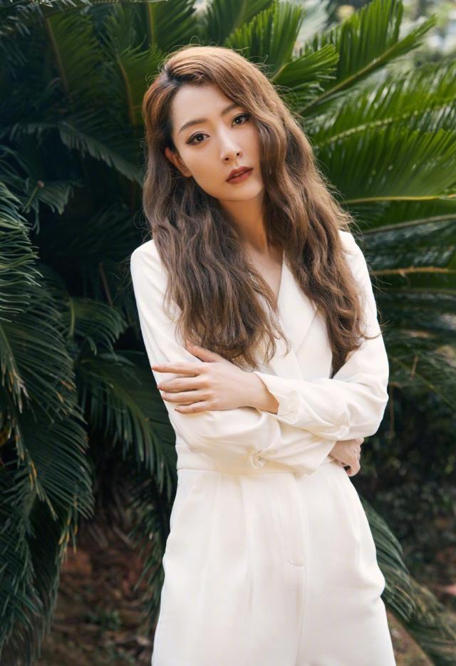 西装|34岁白冰终于发力了！穿一身白色连体西装干练大气，长卷发温柔高级