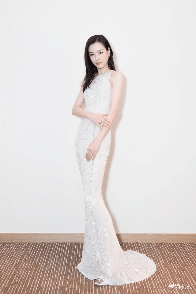 #浓妆#吴敏霞和丈夫走机场，穿棉服麻杆腿好惹眼，难得浓妆红唇气质大变