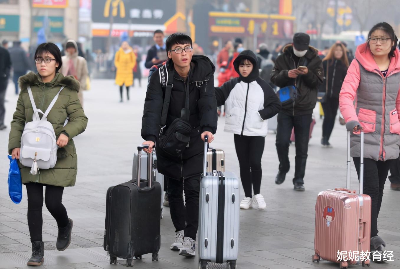 大学|高考成绩差不多的两个人,一个上大学一个没上,5年后差距明显