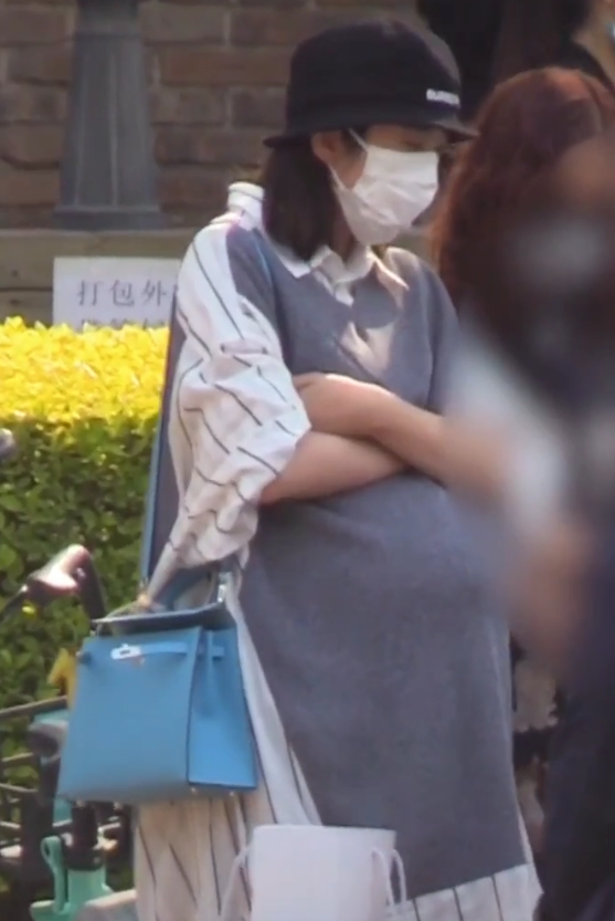 『唐艺昕』唐艺昕逛街被拍，手放肚子上，看到肚子大小，这才是女星怀孕的样子！