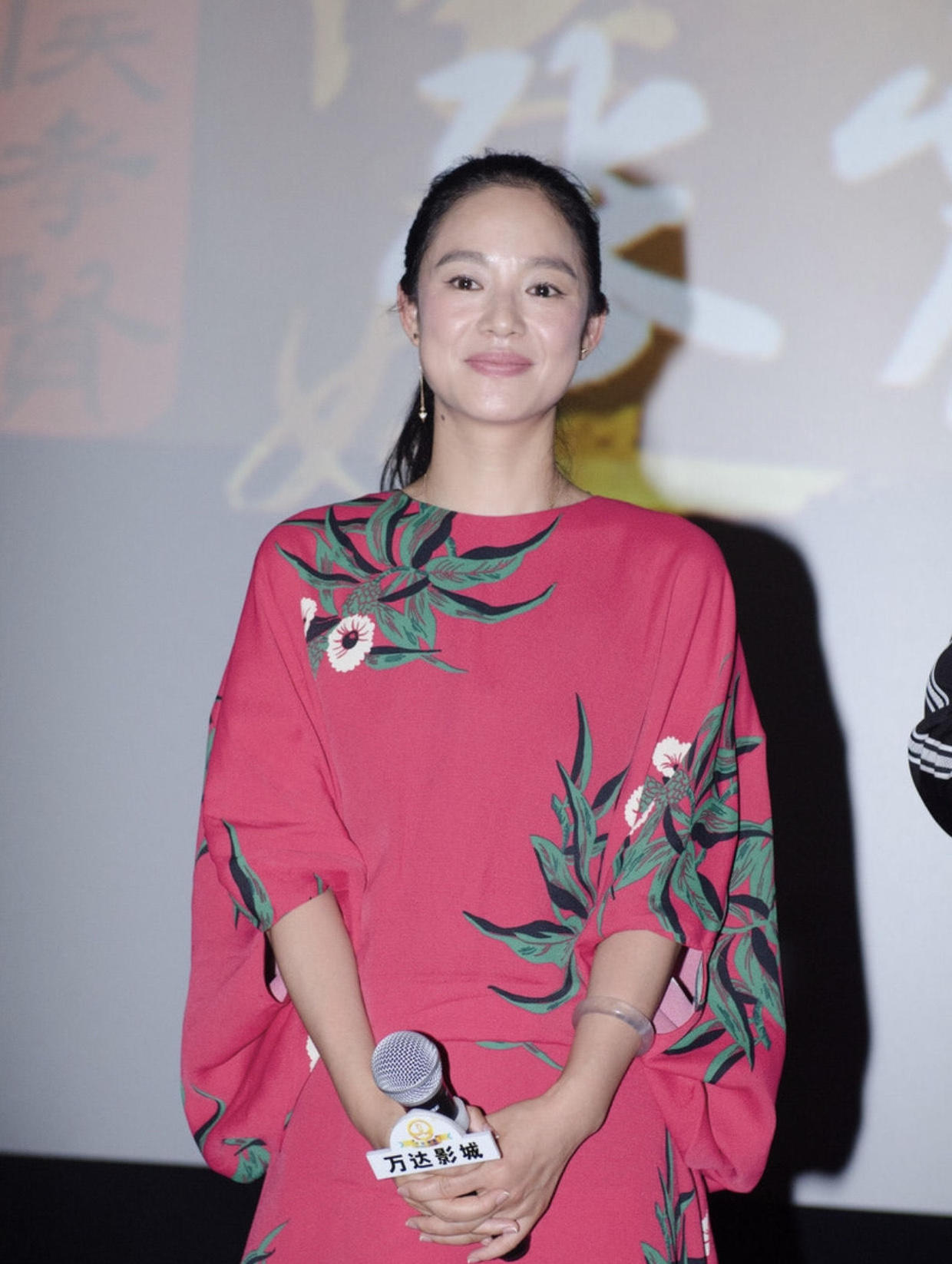 防晒|周韵高颜值任性，素颜妆容搭配连衣裙现身，依然年轻漂亮大方