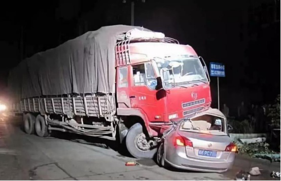 小林聊汽车 大货车为啥宁愿撞上去也不愿踩刹车？货车司机：行业规矩