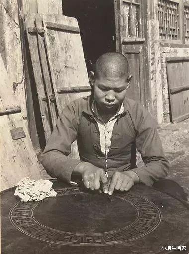 老照片@旧社会木匠老照片，最后一张保证你不知道在做什么