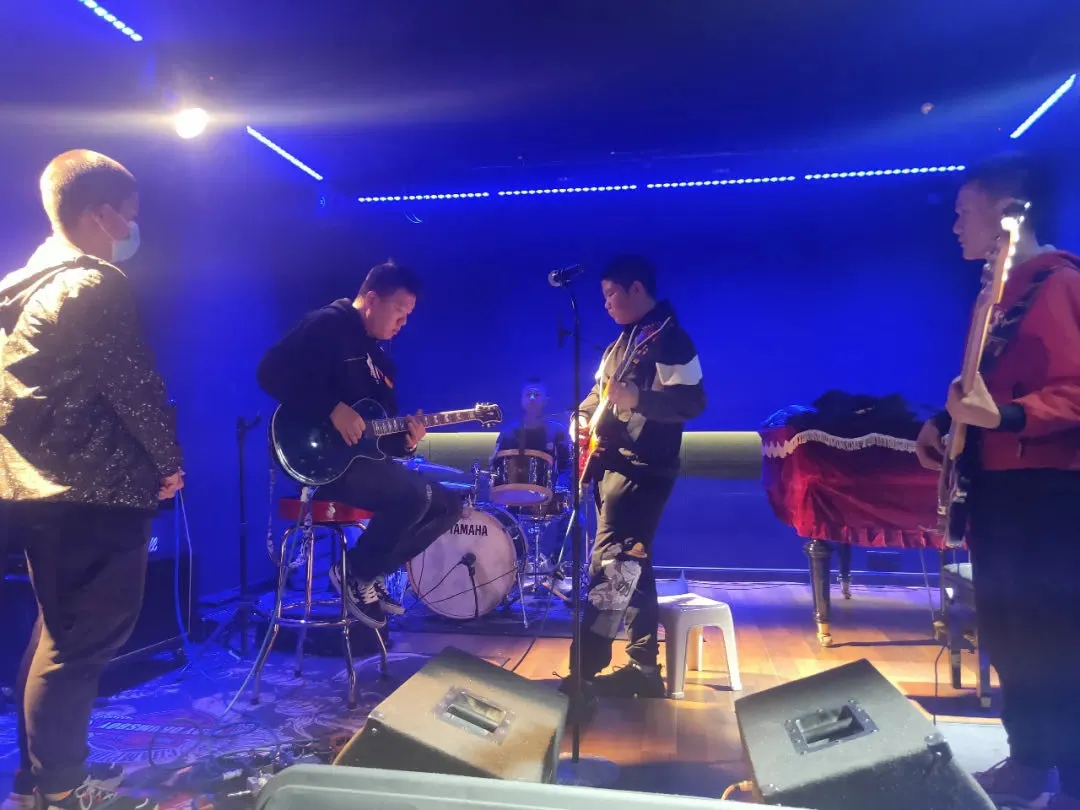 新疆维吾尔自治区|这帮玩乐队怼天怼地的狠角色，你根本想不到他们才上初中！